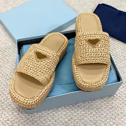 Raffia Flat Sandals Color Natural the Smooth ، Sencic Sencic of Raffia المنسوجة يمنح هذه الشعار المثلث المعدني المصنوع من الصنادل