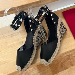 Keile Frauen Sandalen Sommer echtes Lederrundzehen Nieten Design lässig dicke Bodengürtelschnalle High Heeled Lady Wedge DEIGE CAULE