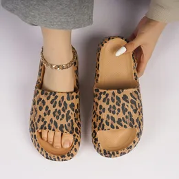 Chinelos femininos chinelos de verão moda plana leopardo plataforma slides senhoras casuais antiderrapantes com sola grossa ao ar livre sapatos de praia para casais 230715