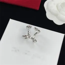 Kvinna som öppnar med sidoringar Ringar Vlogo Metal Designer Gold Letter V Luxury Jewelry Women Wedding Ring 5645