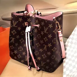 10A Luxurys designers mode axelväskor högkvalitativ hink handväskor damer crossbody blommor plakes kvinnor dragkammare bokstav läder koppling handväska handväska