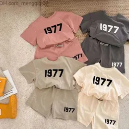 مجموعة الملابس الطفلة بوي بوي الصيف ملابس الأطفال القطن 1977 طباعة أعلى وأسفل مجموعة تي شيرت قصيرة الأكمام مجموعة ملابس الأطفال غير الرسمية Z230717