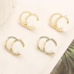 Designers märke örhängen designer bokstav örantkvinnor diamant kristall pärla 18k guld pläterad geometrisk rund örhänge för flickor bröllopsfest juveler tillbehör