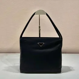 디자이너 나일론 가방 크로스 바디 캐주얼 대용량 버킷 가방 가벼운 크로스 바디 백 메신저 백 핸드백 지퍼 삼각형 나일론 가방 호보 mm 블랙