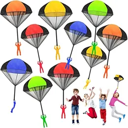 Новинка игры дети бросают парашютную игрушку на улице.