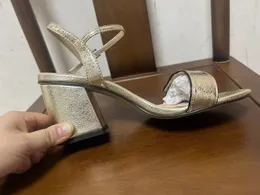 サンダルラグジュアリーハイヒールレザーサンダルスエードミッドヒール75cm女性デザイナーサンダルサマービーチセクシーな結婚式の靴サイズ3542