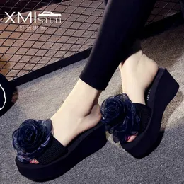 Chanclas de verano para mujer de tacón alto de 5 cm, sandalias y zapatillas de moda con flores para mujer, zapatos de playa antideslizantes de fondo grueso, zapatillas L230704