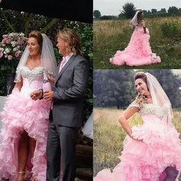 Elegantes rosafarbenes High-Low-Brautkleid im Country-Design mit Herzausschnitt, kurzer Vorderseite und langem Rücken, glitzerndes Kristall-Rüschen-Hochzeitskleid Bridal320y