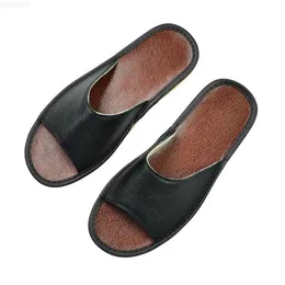 Slippers 2022 New Summer Leather Slippers Men's Women Home Indoor Sandals مريحة مريحة Solid Bottomoutdoor Beach Sports Shoes L230718