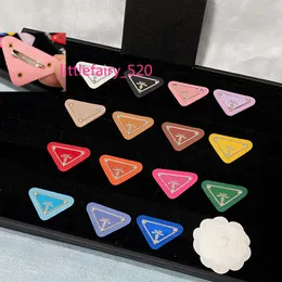 Alfinetes broches multicoloridos com letras broches femininos masculinos broches triangulares de couro para terno lapela broche moda joias para festa de presente