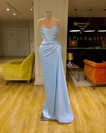 2023 섹시 신부 들러리 드레스 밝은 파란색 칼집 인어 공주 플러스 크기 긴 새틴 스플릿 하녀 명예 웨딩 게스트 드레스 혼합 스타일 바닥 길이