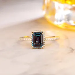 Küme halkaları hoşgörülü 14K altın Haziran Doğum Taşı 2.00 Emerald Cut Gelin Yüzüğü Kadınlar Engectury Aksesuarları için Düğün Bant