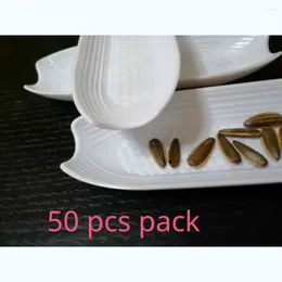 Tallrikar 50 PC Lång strip Snack Tray Dessert Plate Wet Handduk Vessel Vamp Benform Miljövänlig klass Plast