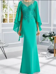 Elegant Long Crepe Green Shear Mother of the Bride Dress Chiffon Golvlängd Formell festklänning veck La Madre del Vestido de Novia Women Dresses With Cape