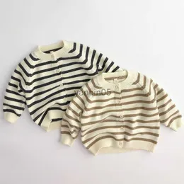 Pullover jesienne ubrania dla dzieci w pojedynczym piersi dziewczęta Sweter Krótki styl chłopcy Kardigans Stripes Casual Winte Knited Swater Płaszcz 1-7y HKD230719