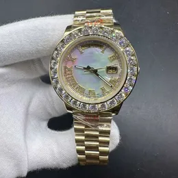 Orologio da uomo con diamanti 5A Movimento Cassa in oro giallo 43 mm Lunetta con pietre grandi Quadrante bianco perlato Numeri romani con diamanti incastonati