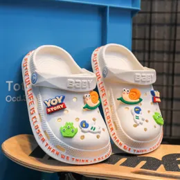 Сандалии детские детские туфли для детской дыры на улице носить не скользкие шлиппы для мальчиков девочки Baotou Baby Cartoon Sandals Summer 230718