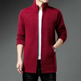 Maglioni da uomo Autunno e inverno maglione addensato felpato da uomo nuovo moda uomo casual grande giacca a vento da uomo di media lunghezza cappotto con colletto alla coreana L230719