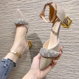 Jurk Schoenen Bling Crystal Hoge Hakken Pumps Vrouwen Elegante Parel Gesp Vierkante Hakken Bruiloft Schoenen Dames Puntschoen Enkelband pompen 230719