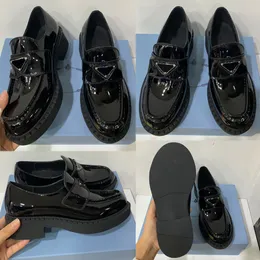 Çikolatalı Fırçalı Deri Loafers Ayakkabıları Bu retro esinli mokasenler, geleneksel olarak kullanılan klasik premium ayakkabılarda ikonik emaye üçgen logosuna sahiptir