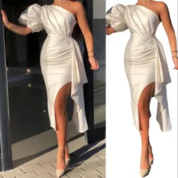 2023 Sexy Simple Arabic Country Beach Bridesmaid Dresses White One Shoulder Side Split Sheath Ruffles Tea Length Maid of Honor Gowns