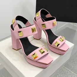 Knöchelriemen-Plateausandale aus Kalbsleder mit Knopfdetail, modische quadratische Metallknöpfe, 12 cm, klobige Sandalen mit hohen Absätzen, Sommer-Luxus-Designer-Schuh, Damenschuhe mit undichten Zehen