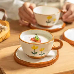 Tassen Niedliche handgefertigte unregelmäßige Keramik-Kamelien-Kaffeetasse mit Untertasse, kreatives handbemaltes Blumen-Tee-Set, Heimbüro-Geschirr