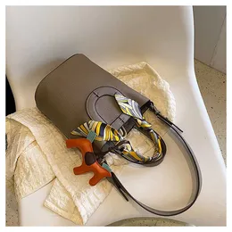 Nicho de luxo Picotin Lock Bag Um design com um toque sofisticado e moderno. Bolsa feminina estilo ocidental de verão 2023. Balde versátil portátil QZ9J
