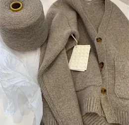 k stripedセーターの女性秋と冬2023年ka新しいデザインセンススモールVネックニット