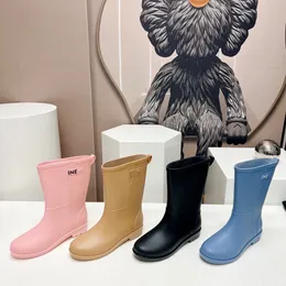 Sandálias femininas de grife de luxo botas de chuva chinelos estilo tubo longo novos sapatos de marca da moda