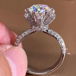 Pierścienie klastra 18K AU750 Białe złote kobiety Wedding Party zaręczynowe 1 2 3 4 5 Okrągły diamentowy kwiat misanite modny elegancki