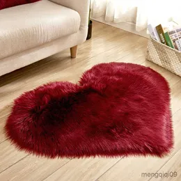 Tappeti 2021 nuovo tessuto per la casa Peluche soggiorno tappeto a forma di cuore camera da letto comodino stuoia ragazza carina stile R230720