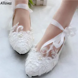 Sapatos de casamento com pérolas de renda branca Mary Jane para noivas com fita de tiras sapatos de noiva de salto baixo feitos à mão com apliques chiques femininos Perf222O