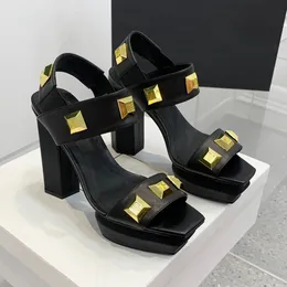 Sandalo con cinturino alla caviglia con cinturino alla caviglia Moda Bottoni quadrati in metallo Sandali con tacco alto grosso Scarpe da designer di lusso estive scarpe da donna con punta che perde 12 cm