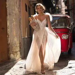 Berta Beach Dantel Gelinlikler V Boyun Bölünmüş Yan Gelinlikler Boho Apliked Spagetti Kayışı Bir Çizgi Tül Vestido De Novia234E