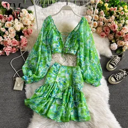 Grundlegende Freizeitkleider YornMona Frühling Sommer Blumendruck Zweiteiliges Set Chiffonkleid Sexy Bandage Rückenfreies Crop Top Minikleid Grünes Boho-Outfit 230719