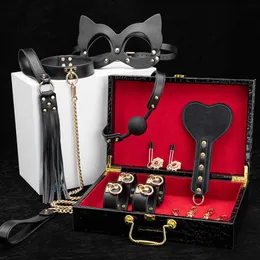 Kits eróticos de bondage para cama Slave Restraint Bondage Set Couro PU Algemas Colar Mordaça Chicote Adulto Para Mulheres Casais Q0602355b