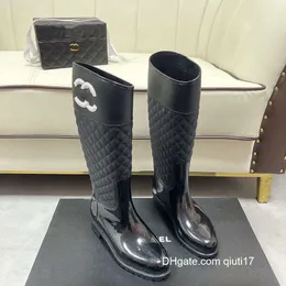 Designer di boots Brand Designer Welly Rain Boots Designer Platform Letter Ringer Fashion Black Ma Knee Long Women Z230720