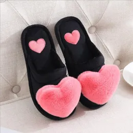 Slippare Autumn and Winter Heart Shaped Women's Warm Non-Slip Platform Shoes inomhus mode söta bomull Chaussons plattor