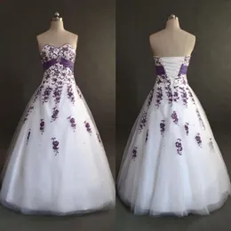 Vitt och lila bröllopsklänningar av högsta kvalitet från China Sweetheart Necline Exquisite Machine Brodery A-Line Corset Bridal Gowns242w