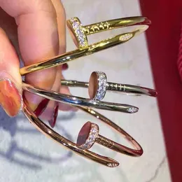 Золотая любовь браслет женщин из нержавеющей стали Банг -брунт открытые ногти в руках рождественские подарки для женских аксессуаров Оптовые