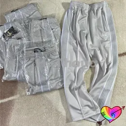 Pantaloni da uomo Grey White Needles Track Uomo Donna Classic Stripe 1 Farfalla ricamata High Street Pantaloni AWGE 230720
