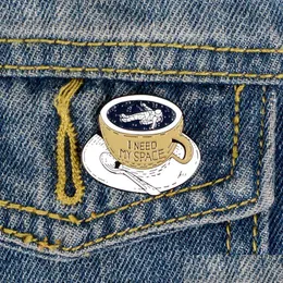 Alfinetes Broches Um conjunto de xícaras Bebendo café Broche fofo Sentença escrita na xícara Astronautas deitados na moda Presente para amigos Dhkca