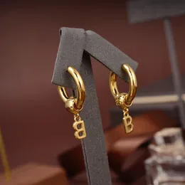 새로운 유럽과 미국 귀걸이 골든 B 레터 귀걸이 귀걸이 새로운 패션 과장된 소수 디자인 높은 감각 Fashio243k