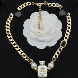 Luxury Retro Brand Designer Girocolli Collane Donna Placcato oro 18 carati Ecopelle Collana in acciaio inossidabile con pendente a forma di lettera Accessori per gioielli a catena 20 stile