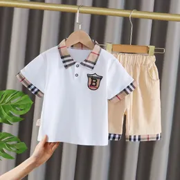 赤ちゃんの子供のデザイナー服幼児の男の子の服セット夏の赤ちゃんショートスリーブTシャツショーツ2PCSコスチューム子供服トラックスーツ