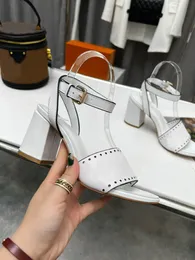 2023 Sommarkvinnor Sandaler Designer tofflor 6cm Mid Hells Platform Ankle Buckle Natural Perforated Calf Leather Luxury Fashion Ladies Beach Sexig bröllop Sandal