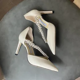 Nyaste lyxiga råa kalvläderkvinnor pumpar brudkristaller skor för bröllop täckt tå mode kvinnliga sko klackar 8 5 cm storlek 35-40296s