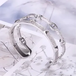 Lyxmodemärke smycken lady mässing dubbel rader inställning diamant kvadrat nit h bokstav 18k guld engagemang öppna armband ring 280A
