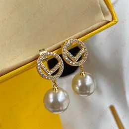 Brincos de diamante de pérola de alfabeto de designer de joias, temperamento elegante comutar